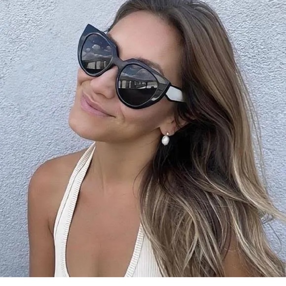 Prada PR 14WS 09Q5S0
Sunglasses Women's

Cat Eye 52mm New with box - Picture 4 of 16